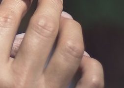 Dedos con mariposa